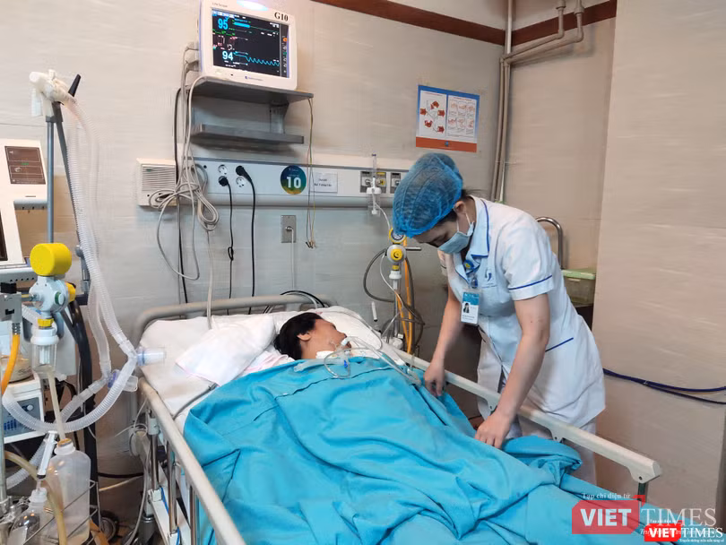 Bác sĩ chăm sóc cho bệnh nhân thở máy (Ảnh: Minh Thúy)