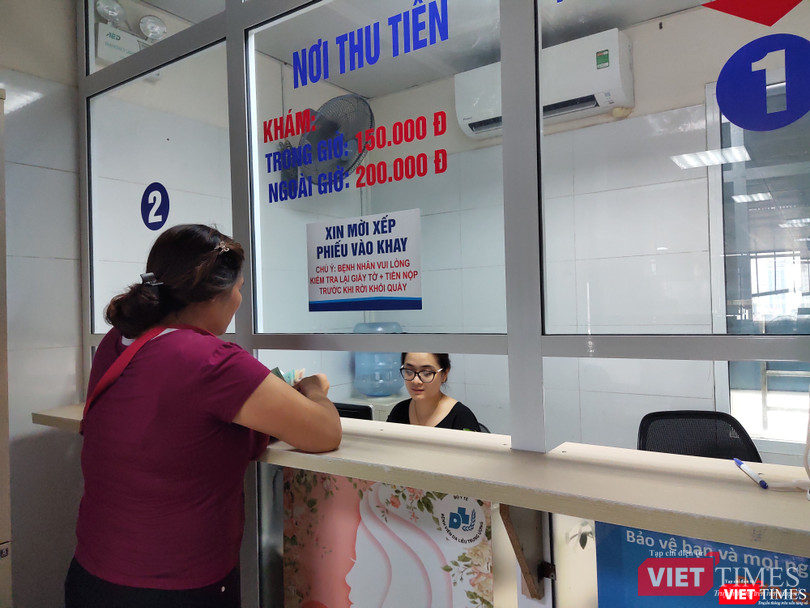 Bệnh nhân thanh toán viện phí (Ảnh: Minh Thúy)