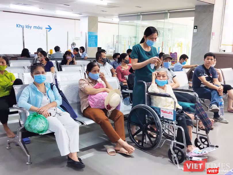 Bệnh nhân chờ khám tại Bệnh viện Lão khoa Trung ương (Ảnh: Minh Thúy)