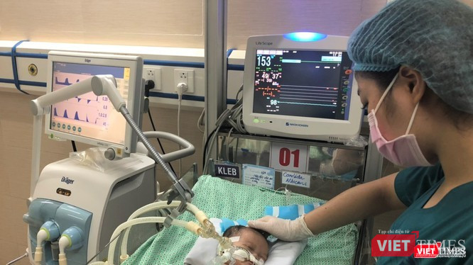 Bé trai bị bỏ rơi được bác sĩ chữa trị bằng công nghệ, trang thiết bị y tế hiện đại đã không qua khỏi (Ảnh:Bằng Giang)