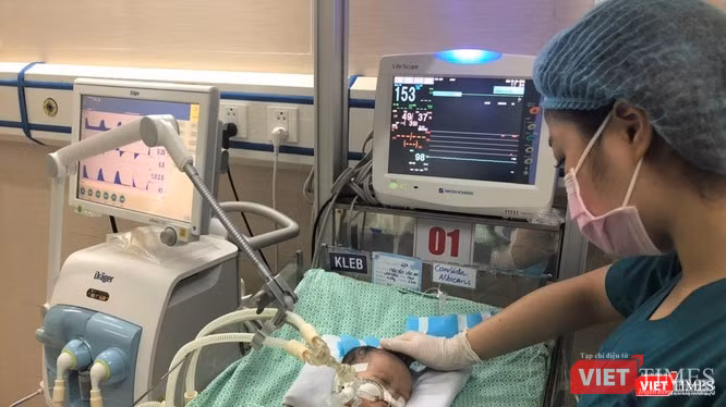 Bé trai bị bỏ rơi được bác sĩ chữa trị bằng công nghệ, trang thiết bị y tế hiện đại đã không qua khỏi (Ảnh:Bằng Giang)
