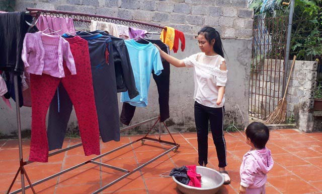 2 con của anh Thành, chị Nhụ (con gái đầu bị dị tật bẩm sinh không còn bàn tay trái - áo trắng, con thứ 2 mới 19 tháng tuổi - áo hồng). (Ảnh: Gia đình bệnh nhân cung cấp)