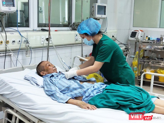 Bác sĩ chăm sóc cho bệnh nhân 19. Ảnh: Minh Thúy Bác sĩ chăm sóc cho bệnh nhân 19. Ảnh: Minh Thúy