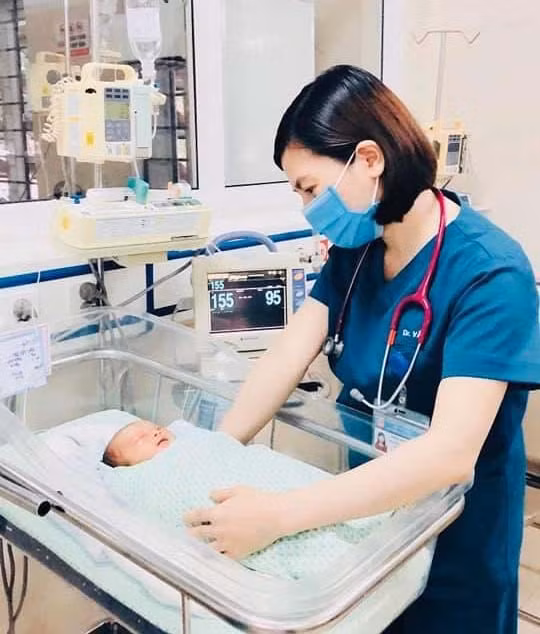 Bé sơ sinh đang được các bác sĩ chăm sóc chu đáo tại Bệnh viện. Ảnh: Kim Oanh