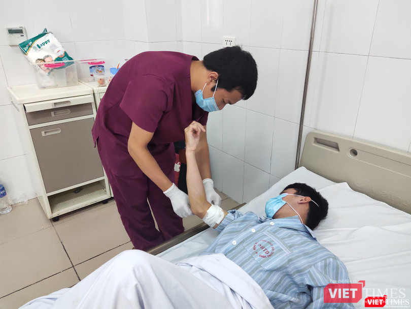 BS. Trần Duy Hiến thăm khám vết thương ở tay cho bệnh nhân. Ảnh: Minh Thúy BS. Trần Duy Hiến thăm khám vết thương ở tay cho bệnh nhân. Ảnh: Minh Thúy