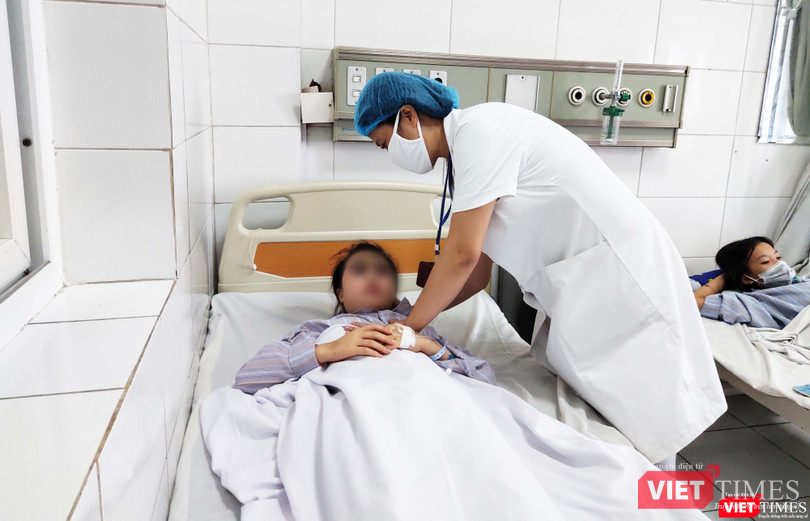 Bác sĩ thăm khám cho bệnh nhi viêm não. Ảnh: Minh Thúy Bác sĩ thăm khám cho bệnh nhi viêm não. Ảnh: Minh Thúy