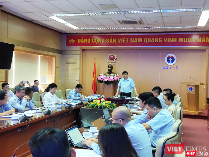 Thứ trưởng Bộ Y tế Nguyễn Thanh Long phát biểu tại cuộc họp (Ảnh: Minh Thúy)