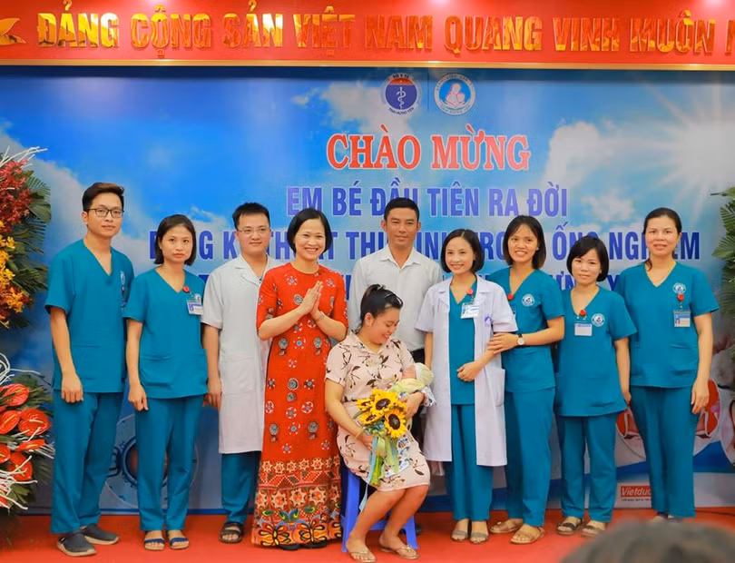 Các bác sĩ tại Bệnh viện Sản Nhi Hưng Yên chúc mừng em bé đầu tiên ra đời bằng kỹ thuật thụ tinh trong ống nghiệm. (Ảnh: Thảo Nguyên)