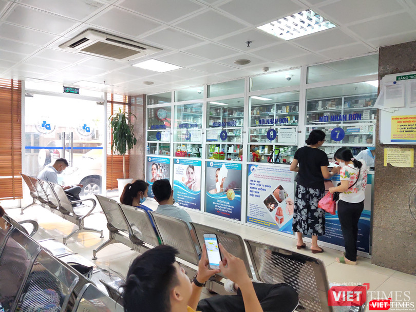 Bệnh nhân không phải xếp hàng chờ đợi để khám bệnh, lấy thuốc tại Bệnh viện Da liễu Trung ương. (Ảnh: Minh Thúy)