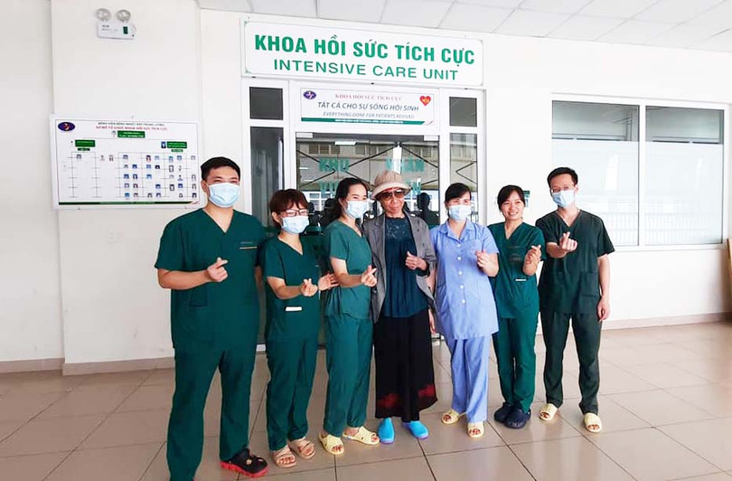 Bệnh nhân 19 (đội mũ đeo kính đen) khỏe mạnh trong ngày chính thức được xuất viện trở về nhà . Ảnh: Đặng Thanh Bệnh nhân 19 (đội mũ đeo kính đen) khỏe mạnh trong ngày chính thức được xuất viện trở về nhà . Ảnh: Đặng Thanh