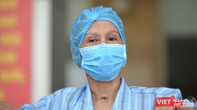 Bệnh nhân 19 trong ngày được công bố khỏi bệnh. Ảnh: Hoàng Anh Bệnh nhân 19 trong ngày được công bố khỏi bệnh. Ảnh: Hoàng Anh