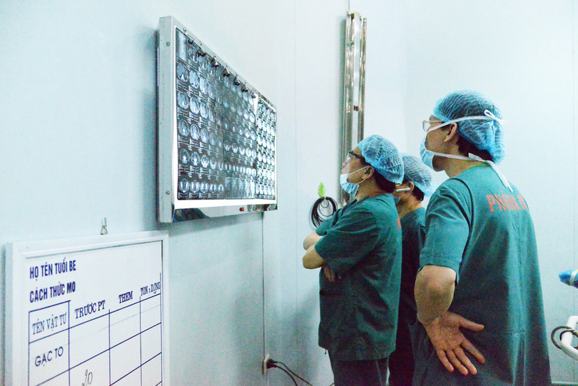 Các bác sĩ xem phim chụp của bệnh nhân. Ảnh: Bệnh viện Nội tiết Trung ương Các bác sĩ xem phim chụp của bệnh nhân. Ảnh: Bệnh viện Nội tiết Trung ương