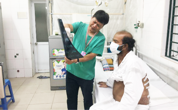 Bệnh nhân quốc tịch Sri Lanka trong quá trình điều trị tại Bệnh viện. Ảnh: Bệnh viện Hữu nghị Việt Đức