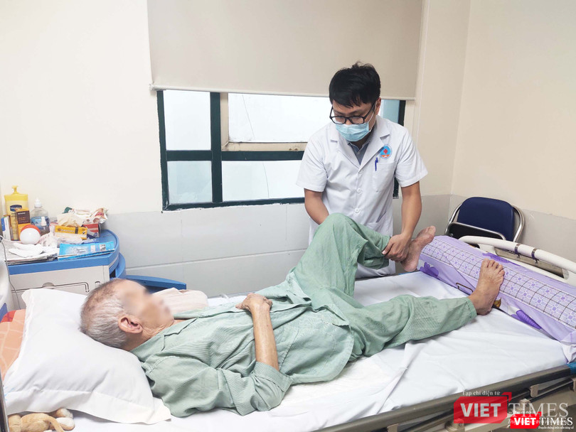 BS. Nguyễn Thanh Sơn kiểm tra tình trạng của bệnh nhân sau mổ (Ảnh: Minh Thúy)