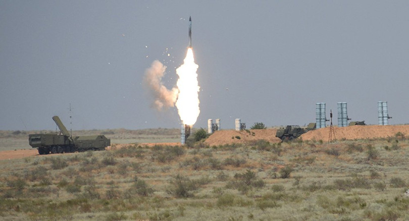 Nga trước đó vẫn trì hoãn việc cung cấp hệ thống S-300 cho Syria. Khi có thông tin Nga sẽ chuyển hệ thống này cho Syria ngay sau sự cố máy bay bị bắn rơi, Israel đã cực lực phản đối điều này.