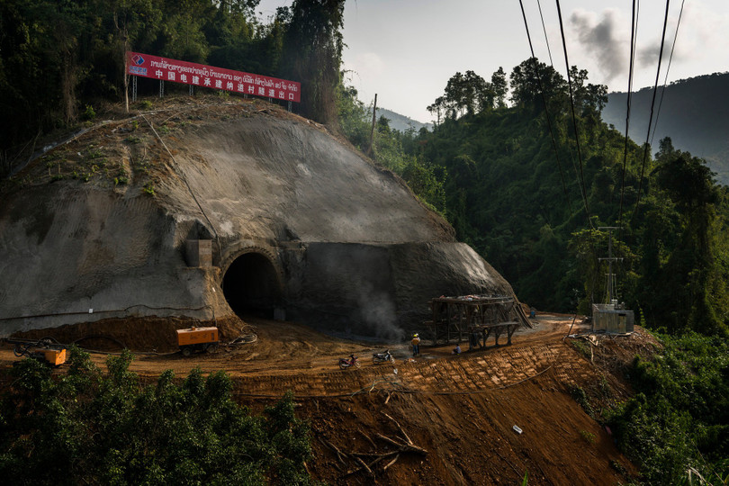 Công nhân Trung Quốc trên đường vào hầm xây dựng dự án đường sắt Trung Quốc - Lào tại Vang Viêng, Lào.