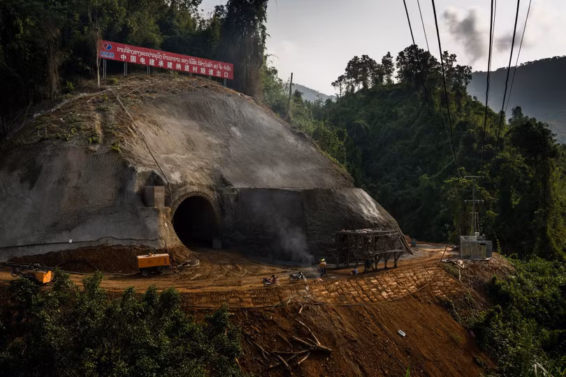 Công nhân Trung Quốc trên đường vào hầm xây dựng dự án đường sắt Trung Quốc - Lào tại Vang Viêng, Lào. Công nhân Trung Quốc trên đường vào hầm xây dựng dự án đường sắt Trung Quốc - Lào tại Vang Viêng, Lào.