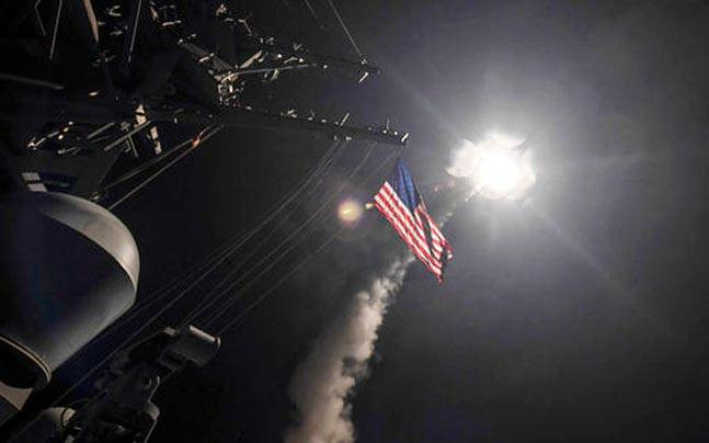 Tên lửa phóng từ tàu chiến Mỹ vào sân bay quân sự al-Shayrat tại Syria.