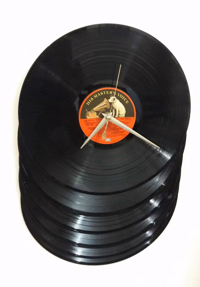 Đồng hồ đĩa than - Họa sĩ Hoàng Thế Phượng Đồng hồ đĩa than - Họa sĩ Hoàng Thế Phượng