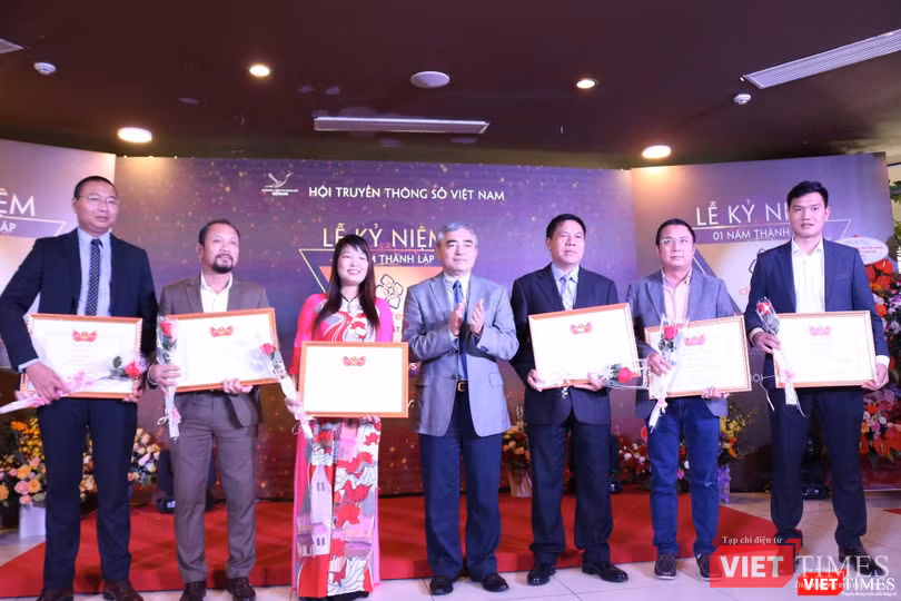 Chủ tịch Hội Truyền thống Số Việt Nam trao bằng khen cho các thành viên trong CLB Cafe Số