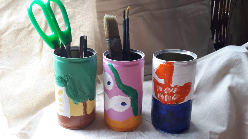 Lọ cắm bút từ ống cháo của các học viên nhí thuộc Câu lạc bộ vẽ Sắc Xuân