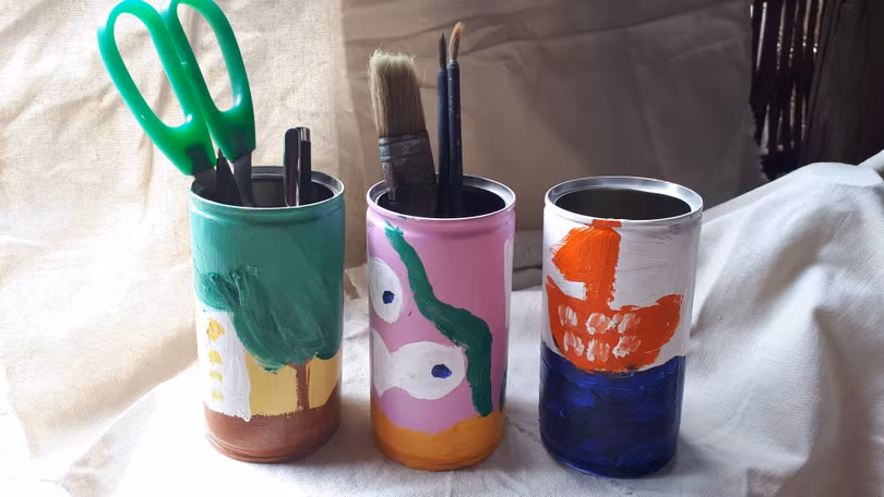 Lọ cắm bút từ ống cháo của các học viên nhí thuộc Câu lạc bộ vẽ Sắc Xuân Lọ cắm bút từ ống cháo của các học viên nhí thuộc Câu lạc bộ vẽ Sắc Xuân