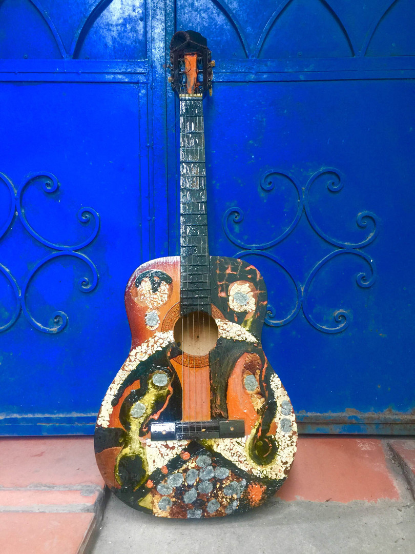 Đàn ghi ta sơn mài - Họa sĩ Nguyễn Hồng Phượng