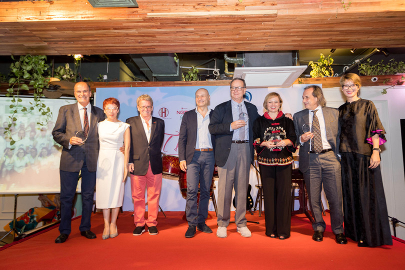 Các đại sứ chụp hình lưu niệm cùng Ekip các bác sỹ quốc tế tới từ các nước Ý, Nga, Belaruss,...