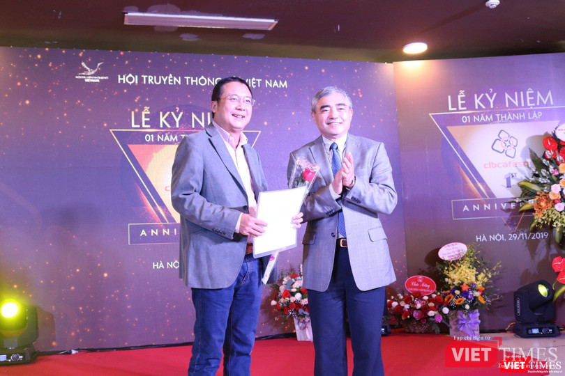 Chủ tịch Hội Truyền thông Số Việt Nam Nguyễn Minh Hồng trao quyết định bổ nhiệm Phó Chủ nhiệm CLB Cafe Số cho nhà báo Hoàng Tư Giang