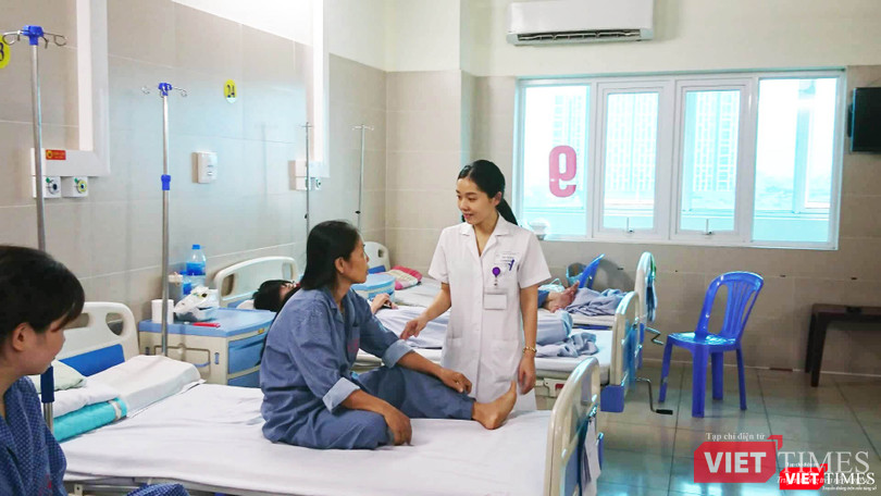 Bác sĩ thăm khám cho bệnh nhân. Ảnh: Minh Thúy Bác sĩ thăm khám cho bệnh nhân. Ảnh: Minh Thúy