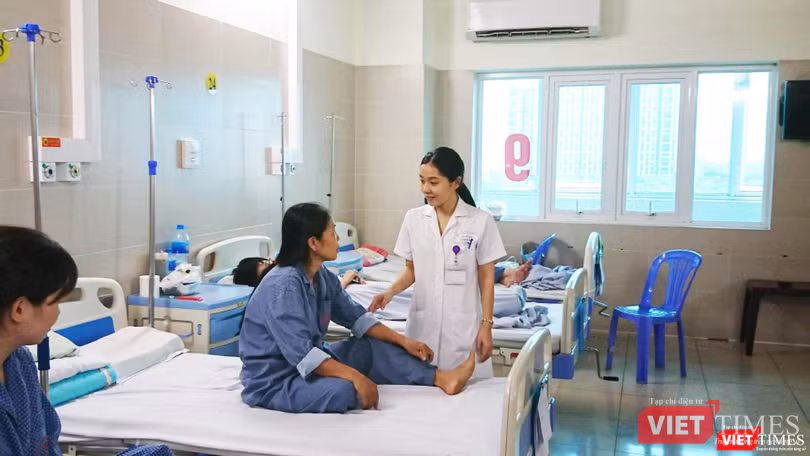 Bác sĩ thăm khám cho bệnh nhân. Ảnh: Minh Thúy Bác sĩ thăm khám cho bệnh nhân. Ảnh: Minh Thúy