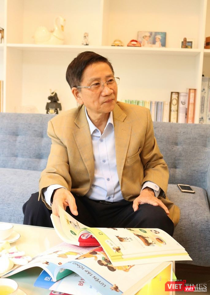 GS. Nguyễn Minh Thuyết cùng cuốn sách giáo khoa Tiếng Việt 1 GS. Nguyễn Minh Thuyết cùng cuốn sách giáo khoa Tiếng Việt 1