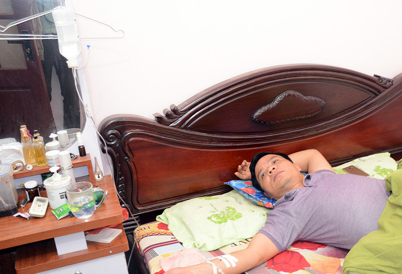 Ông Nguyễn Văn Hùng điều trị bệnh tại gia đình