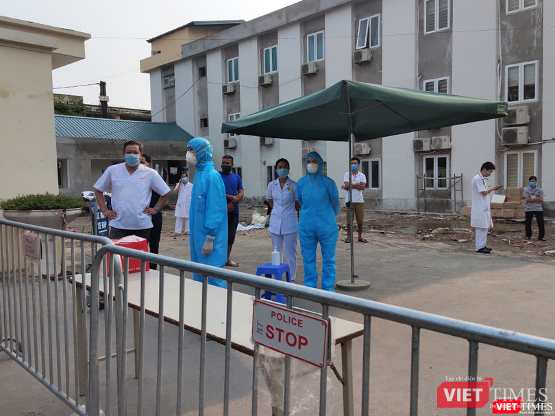 Tất cả người và phương tiện ra vào đều được kiểm tra chặt chẽ (Ảnh: Minh Thúy)