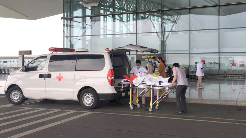 Bệnh nhân J. được chuyển ra sân bay (Ảnh: BVCC)