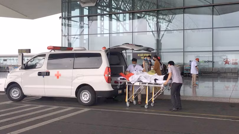 Bệnh nhân J. được chuyển ra sân bay (Ảnh: BVCC)