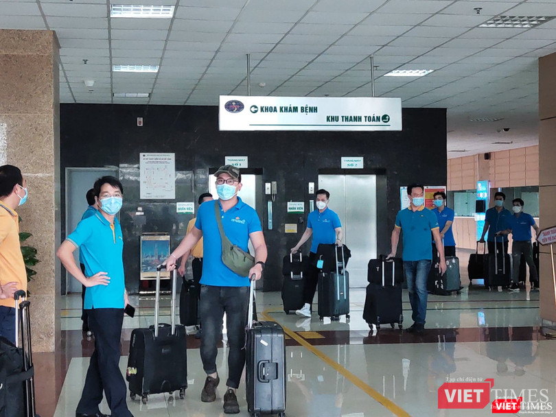 Các thành viên ở tổ bay hết cách ly, xách vali xuất viện (Ảnh: Minh Thúy) Các thành viên ở tổ bay hết cách ly, xách vali xuất viện (Ảnh: Minh Thúy)
