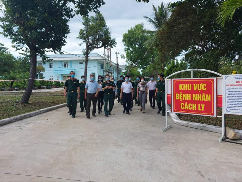 Thứ trưởng Bộ Y tế Nguyễn Trường Sơn thăm khu vực bệnh nhân cách ly tại Bệnh viện Quân Y 17 (Ảnh: Anh Văn) Thứ trưởng Bộ Y tế Nguyễn Trường Sơn thăm khu vực bệnh nhân cách ly tại Bệnh viện Quân Y 17 (Ảnh: Anh Văn)