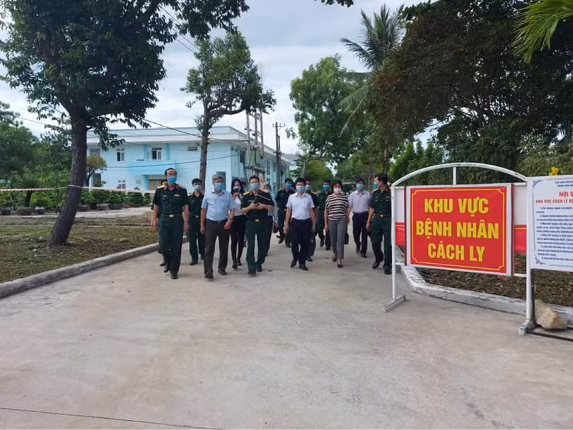 Thứ trưởng Bộ Y tế Nguyễn Trường Sơn thăm khu vực bệnh nhân cách ly tại Bệnh viện Quân Y 17 (Ảnh: Anh Văn)