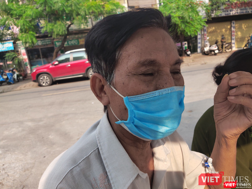 Cụ ông 71 tuổi đã chờ Bệnh viện E dỡ phong tỏa từ 7h sáng (Ảnh: Minh Thúy)