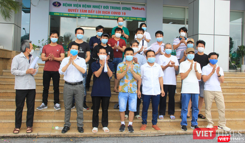 19 bệnh nhân mắc COVID-19 được công bố khỏi bệnh tại Bệnh viện Bệnh Nhiệt đới Trung ương (Ảnh: Đặng Thanh)