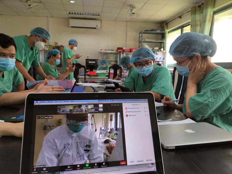 Đoàn công tác của Bệnh viện Đại học Y Hà Nội và Bệnh viện Bệnh Nhiệt đới Trung ương hội chẩn, điều trị các ca bệnh mắc COVID-19 nặng, phức tạp (Ảnh: Vũ Mạnh Cường)