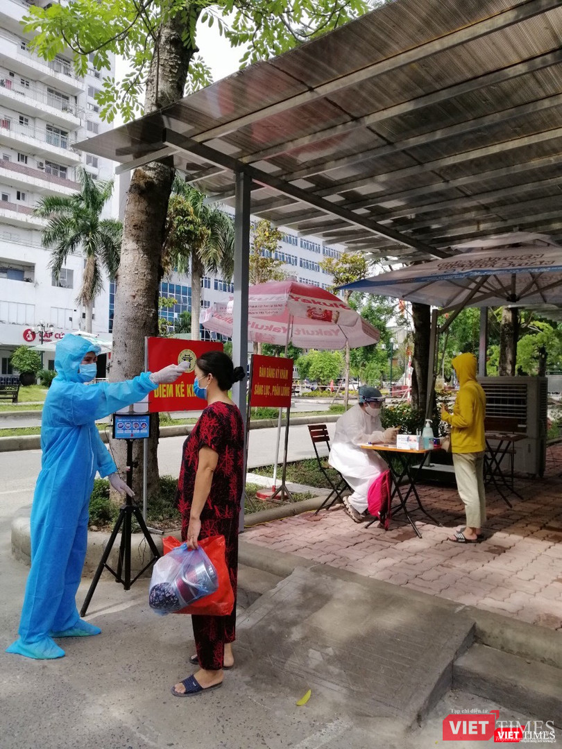 Người dân đươc đo nhiệt độ, hướng dẫn khai báo y tế khi tới bệnh viện (Ảnh: Lê Hảo) Người dân đươc đo nhiệt độ, hướng dẫn khai báo y tế khi tới bệnh viện (Ảnh: Lê Hảo)