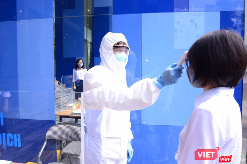 Kiểm tra thân nhiệt cho người dân