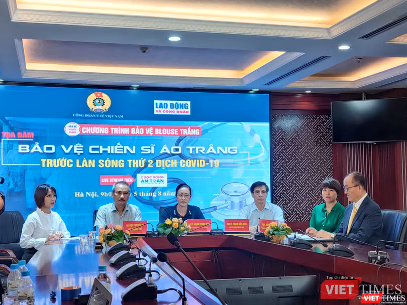 Biện pháo bảo vệ chiến sĩ áo trắng trước làn sóng thứ 2 của dịch COVID-19 là chủ đề được các chuyên gia đặc biệt quan tâm (Ảnh: Minh Thúy)