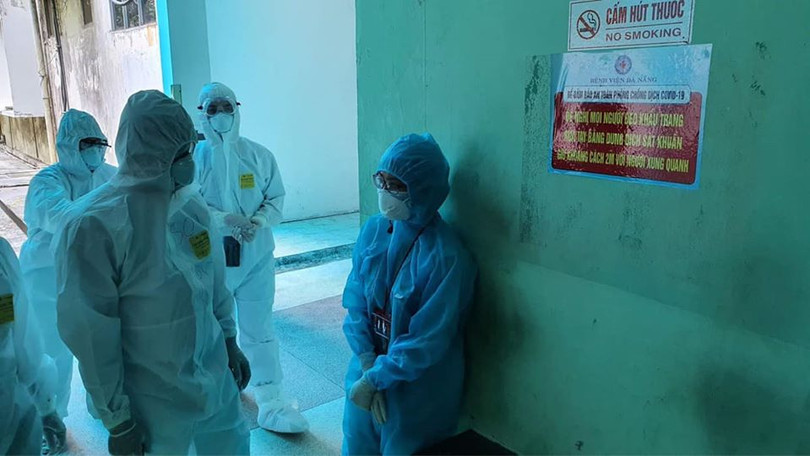 Thứ trưởng Bộ Y tế Nguyễn Trường Sơn động viên nhân viên y tế (Ảnh: Vũ Mạnh Cường) Thứ trưởng Bộ Y tế Nguyễn Trường Sơn động viên nhân viên y tế (Ảnh: Vũ Mạnh Cường)