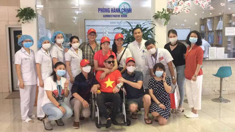 Các bác sĩ tại Bệnh viện Hữu nghị Việt Đức chụp ảnh lưu niệm với bệnh nhân J. (Ảnh: BVCC)