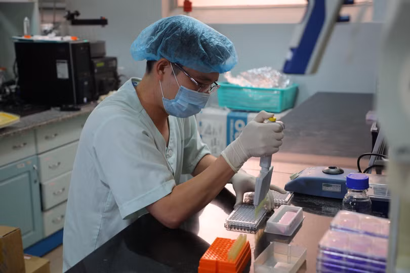 Cán bộ làm việc trong phòng thí nghiệm (Ảnh: VABIOTECH)
