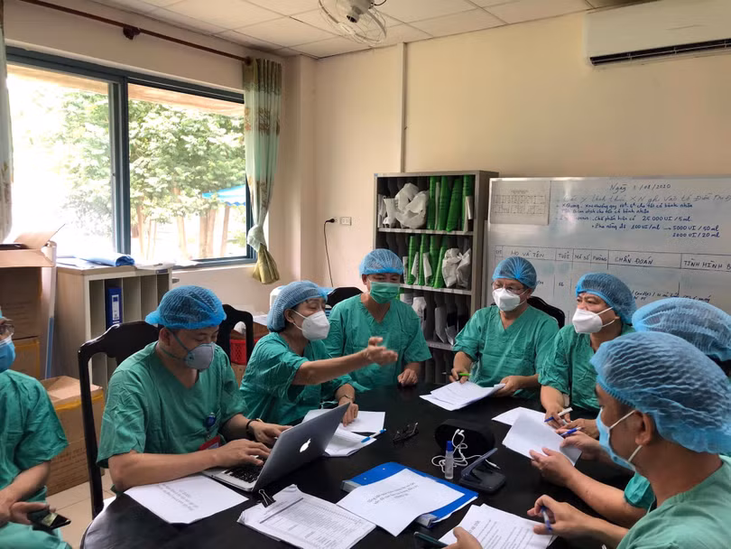 12 bệnh nhân mắc COVID-19 nặng đang được các bác sĩ nỗ lực điều trị, hội chẩn (Ảnh: Vũ Mạnh Cường)
