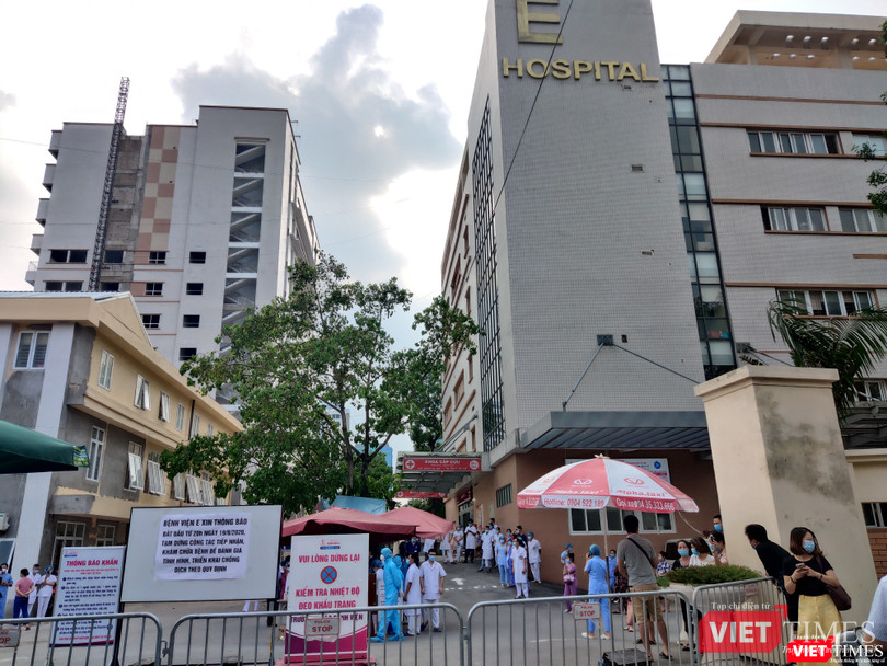 Bác sĩ trong bệnh viện mong chờ dỡ phong tỏa (Ảnh: Minh Thúy)